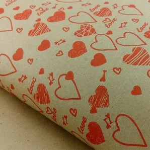 Крафт-бумага упаковочная "Сердечки"  рисунок красный на коричневом / рулон 70 см*8,5м, 70 гр/м.кв