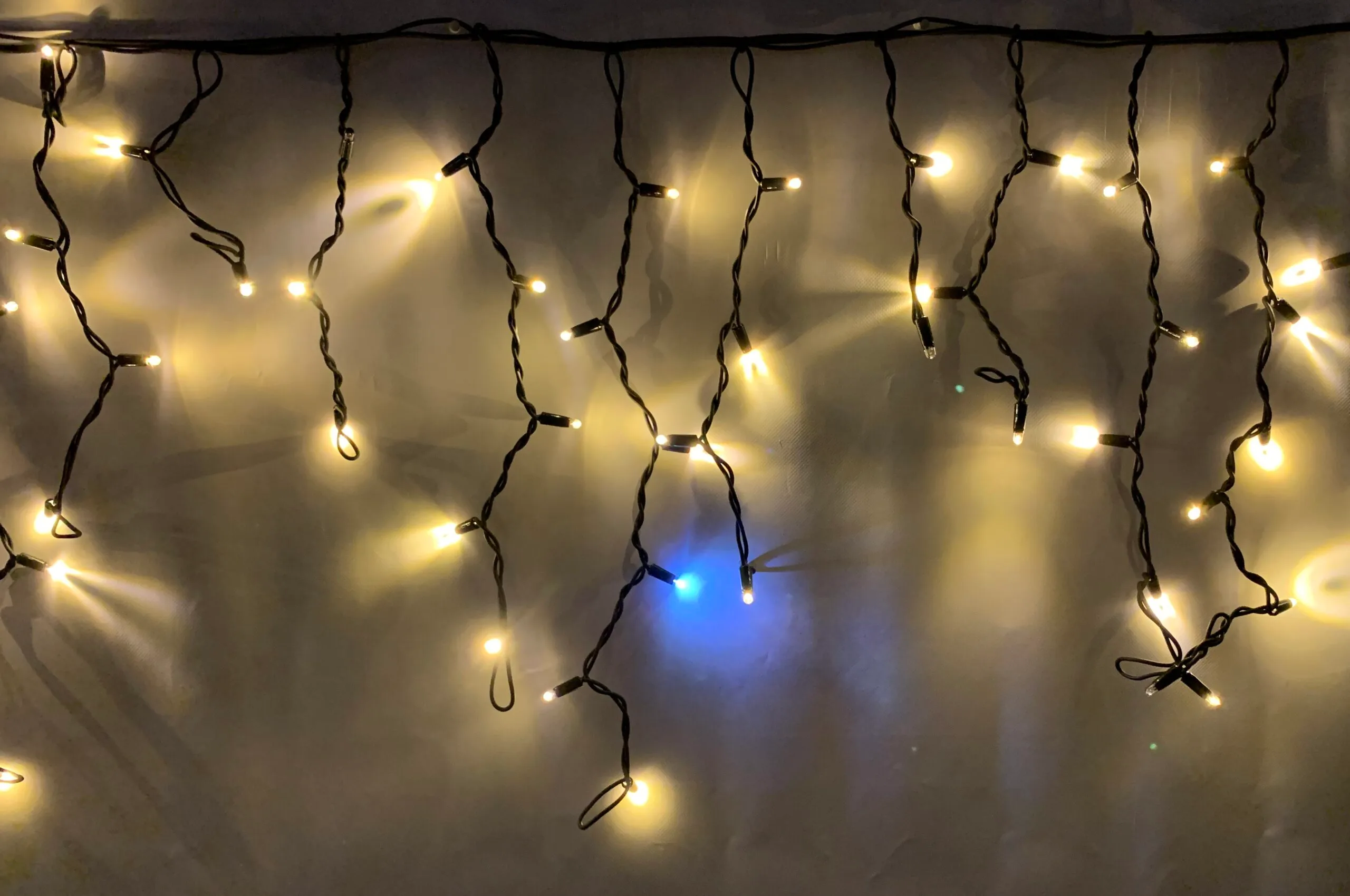 СВЕТОДИОДНЫЙ ЗАНАВЕС БАХРОМА Теплый белый LED-RPLR-80-2M длинна нитей 20-60 см.